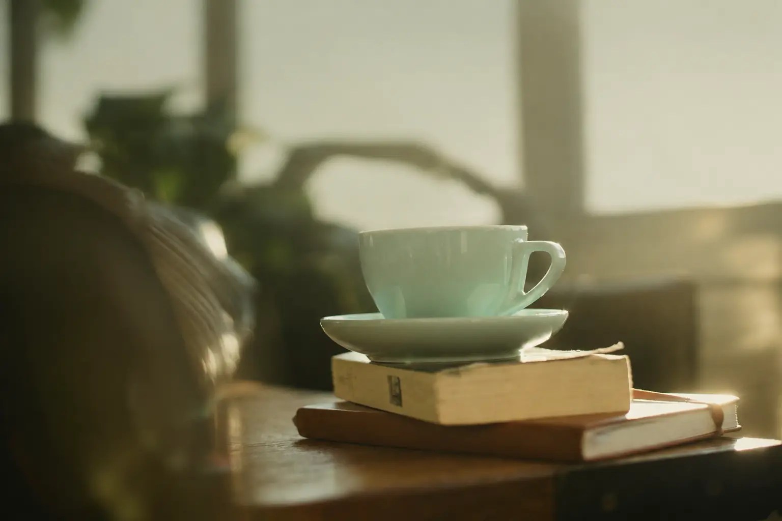 Xícara de café sobre livros em um ambiente acolhedor e suavemente desfocado