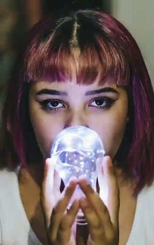 Mulher segurando uma esfera luminosa