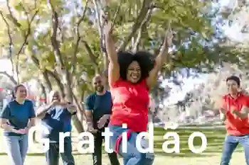 Grupo correndo ao ar livre com a palavra Gratidão sobreposta