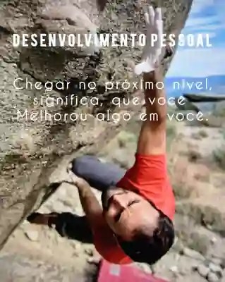 Pessoa escalando uma rocha com mensagem sobre desenvolvimento pessoal