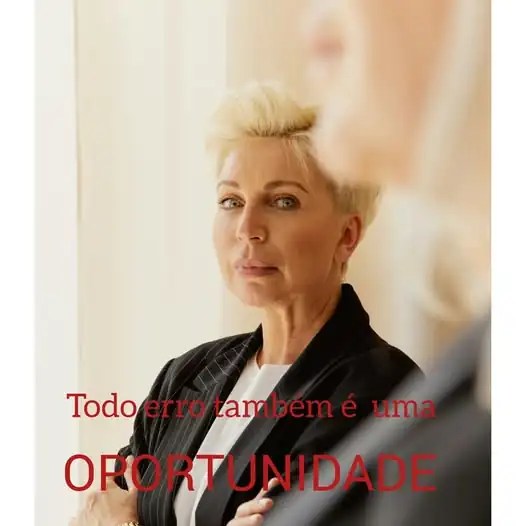 Mulher com a frase Todo erro também é uma oportunidade